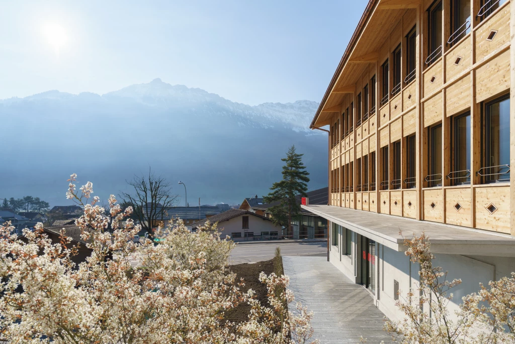 064-migriert-1_Raiffeisen-Frutigen_Aussen-Fassade-Laengs-NO-OG-quer_DSC01764-20230419