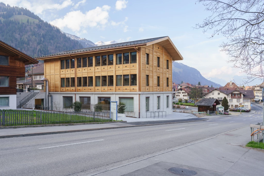 064-migriert-2_Raiffeisen-Frutigen_Aussen-Sued_DSC02188-20230419-bearb